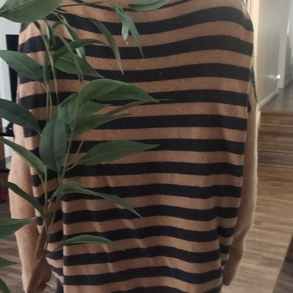 100% CASHMERE LORD & TAYLOR SWEATER - Picture 4 of 5